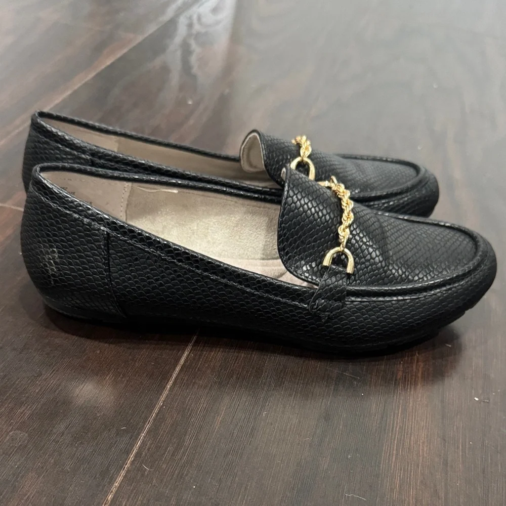 Cliffs by WHITE MOUNTAIN Black Loafers with Gold Chain | Good Used Condition